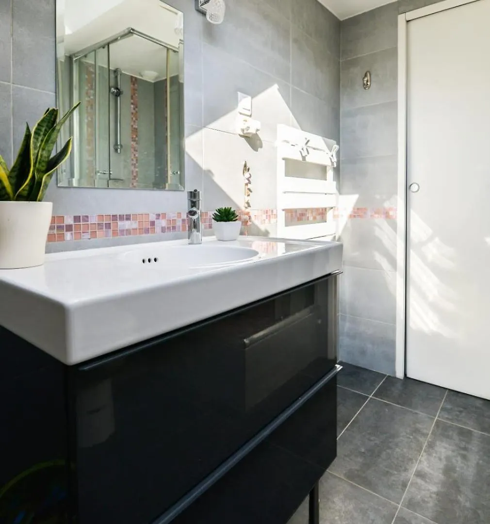Appartement Studio Of 27 M2 Close To The Luxembourg Garden Parijs